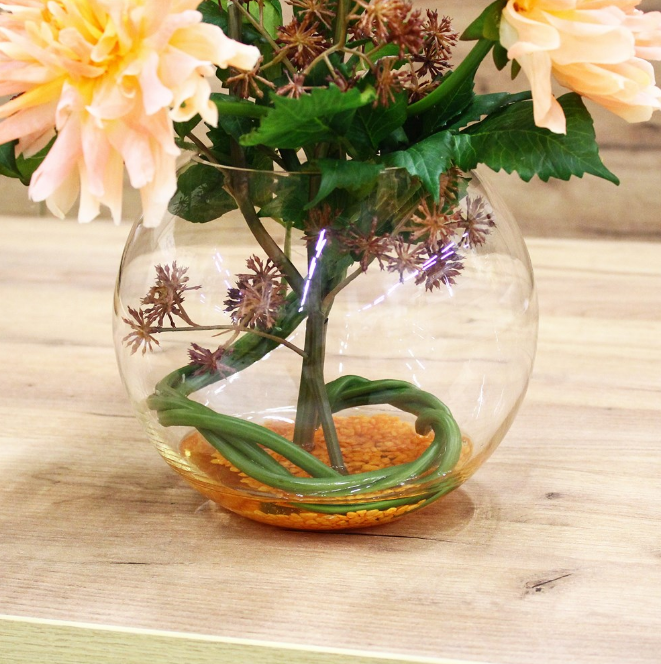 Цветы в круглой вазе фото